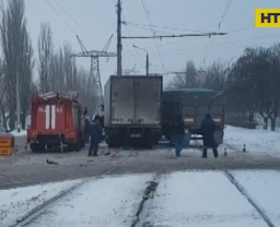 Потужне зіткнення двох вантажівок сталося у Миколаєві