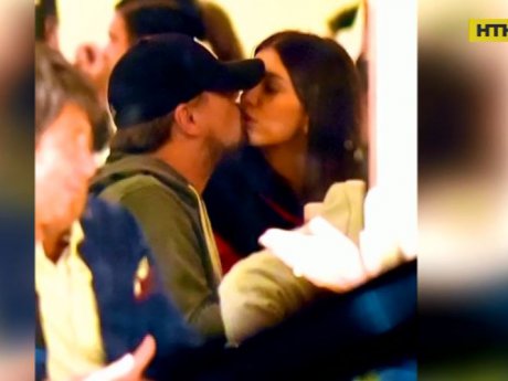 Банальный поцелуй Ди Каприо с его девушкой вызвал ажиотаж