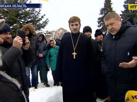 На Чернігівщині молодики-радикали захопили місцевий храм Української православної церкви