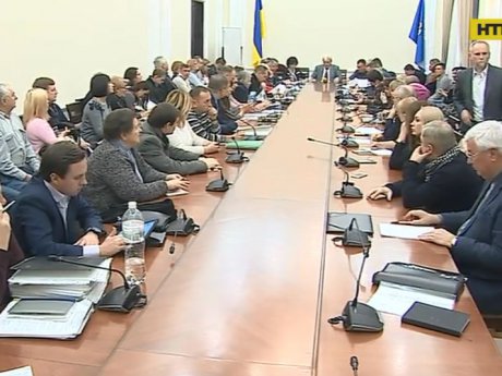 В Киеве обманутые вкладчики и застройщики собрались за одним столом