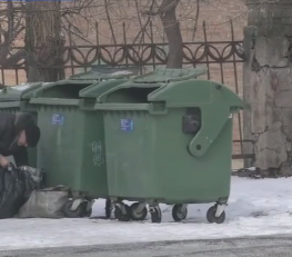 Крадія сміттєвих баків затримали в Маріуполі