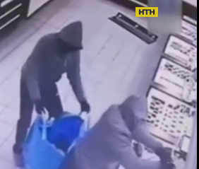 На Днепропетровщине разыскивают преступников, которые ограбили ювелирный магазин
