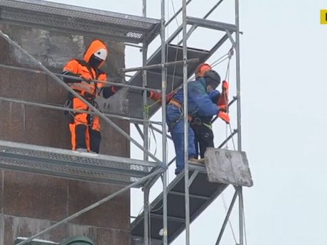 Во Львове продолжается демонтаж Монумента славы