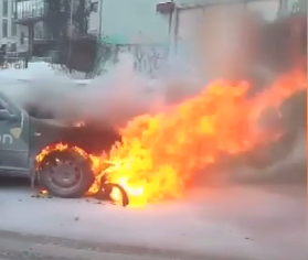 В Киеве во время движения загорелся автомобиль Фольксваген