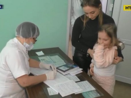 В Луцке родители массово ведут своих детей делать прививки против кори