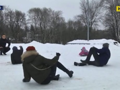 В Днепре для горожан устроили мастер-класс по падению на скользких тротуарах