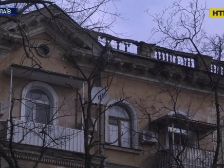 У Миколаєві будинок, який є пам'яткою архітектури, сиплеться мешканцям на голови
