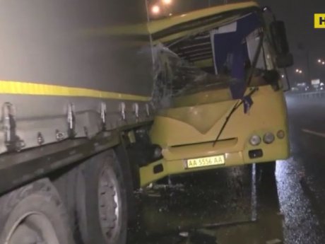 9 человек пострадали, 5 из них в больнице: в столице маршрутка влетела в фуру