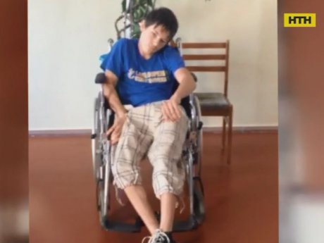 Украинцы с редким заболеванием прикованы к инвалидной коляске из-за нехватки денег