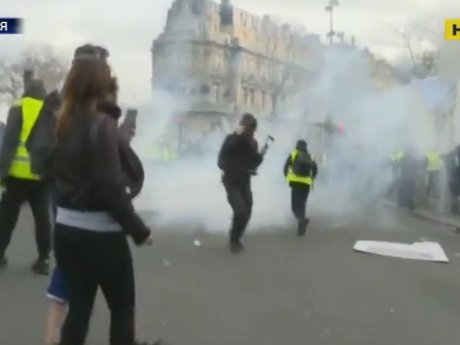 В Париже во время очередной акции "желтых жилетов" фотографу оторвало руку