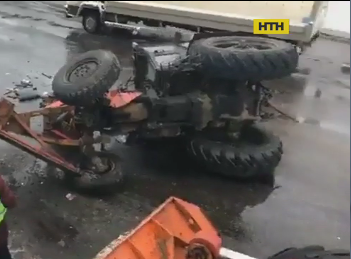 У Києві вантажівка знесла з мосту снігоприбирального трактора