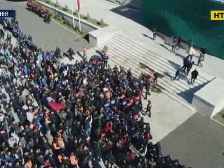 Тисячі людей штурмують Урядовий квартал в Албанії