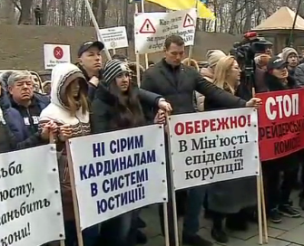 Під Кабінетом міністрів мітингують нотаріуси