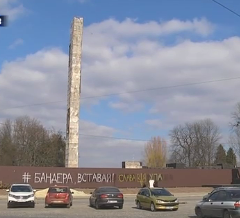 У Львові демонтували 30-метрову стелу монумента слави