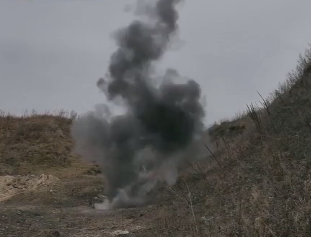 Мішки з бойовими гранатами знайшли в полі на Хмельниччині