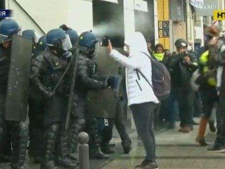 Во Франции слезоточивым газом и водометами разогнали протесты "желтых жилетов"
