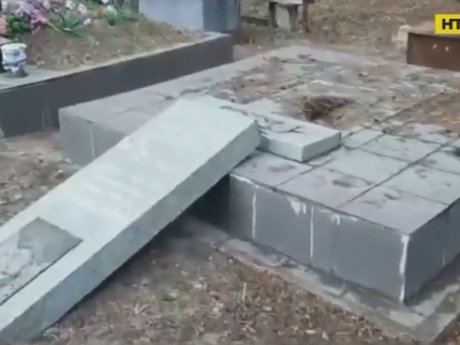 У Києві шукають вандалів, які потрощили майже 20 могил на Лісовому кладовищі