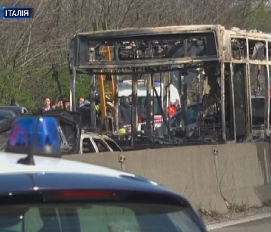 В Італії водій підпалив автобус із півсотнею учнів
