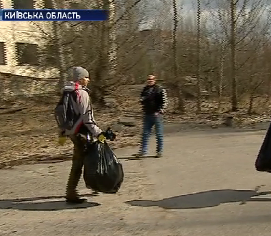 У зоні відчуження прибрали сміття після туристів