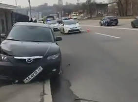 У Києві просто на зебрі водій Mazda збив пішохода