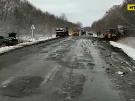 На Тернопільщині легковик влетів у вантажівку через негоду