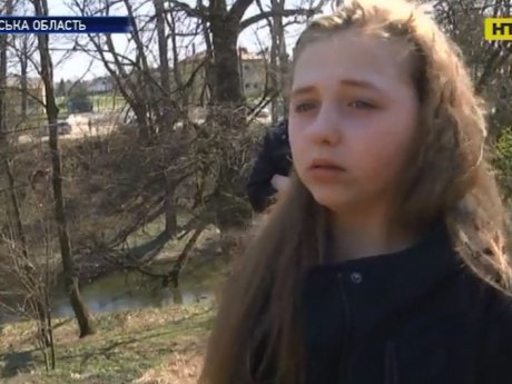 На Львовщине школьные работники утопили собаку на глазах у детей