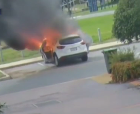 В Австралии женщина спасла из горящего автомобиля своих детей