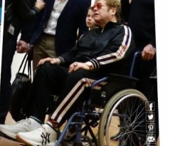 Элтон Джон оказался в инвалидной коляске