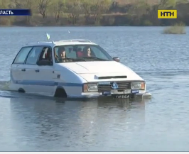 Фантастичний автомобіль-амфібію власноруч змайстрував пенсіонер на Львівщині