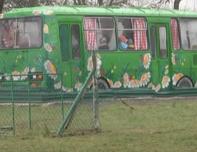 На Рівненщині педагоги перетворили старий автобус на навчальну кімнату