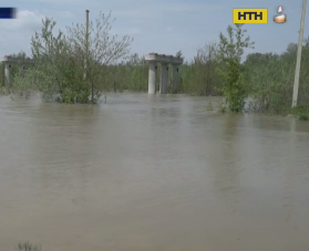 Из-за ливней жители Буковины добираются домой через Молдову