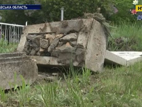 Мальчишки 7 и 9 лет разбили могилы на Полтавщине