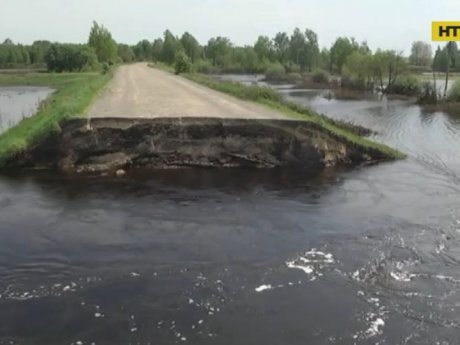 На Рівненщині люди, щоб врятувати село - зруйнували асфальтовану дорогу