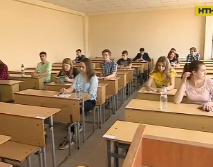 Украинские выпускники сдают ВНО по украинскому языку и литературе