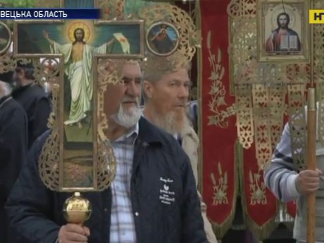 Полторы тысячи верующих УПЦ вышли под стены Черновицкой обладминистрации