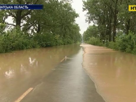 На Закарпатті потоки води унесли 10-річного хлопчика