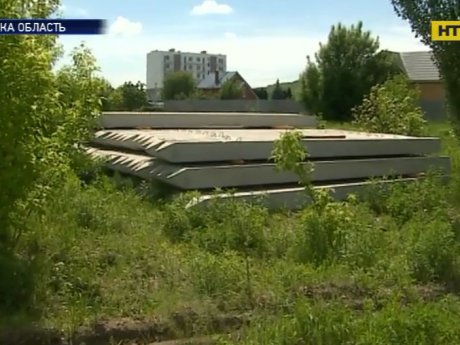 Від забудови тріщать будинки жителів села під Києвом