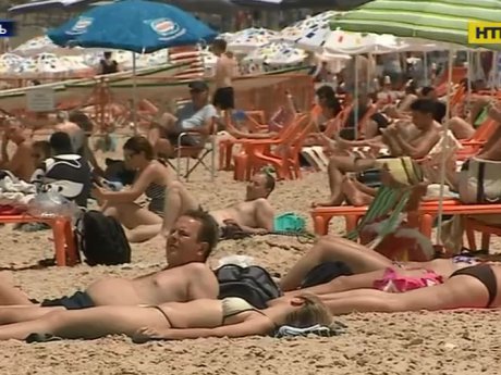 В Израиле невероятная жара: люди и животные спасаются на пляжах