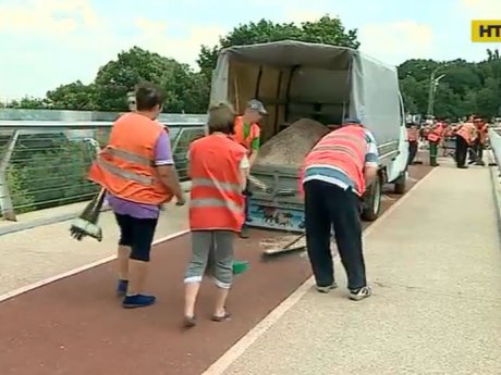 Три секції "скляного" мосту в Києві замінили