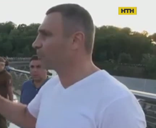 Захисну скло-плівку, яка тріснула на новому пішохідному мосту, замінять протягом доби