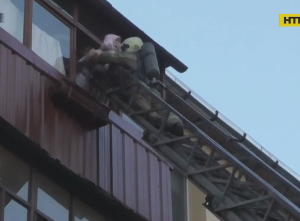 В Сумах пожарные спасли мать с детьми из горящей квартиры