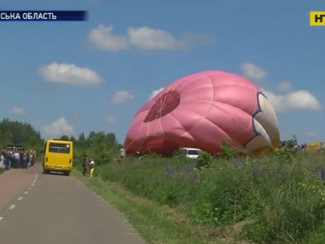 На Львовщине просто на глазах людей из воздушного шара выпал человек