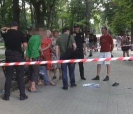 У Сумах на зупинці громадського транспорту злодії вдарили та пограбували людину