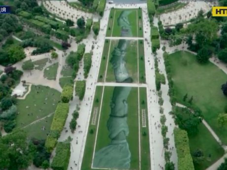 У Парижі під Ейфелевою вежею з'явився величезний артоб'єкт