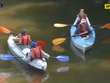 В Луцке люди взялись чистить реку Стыр на лодках