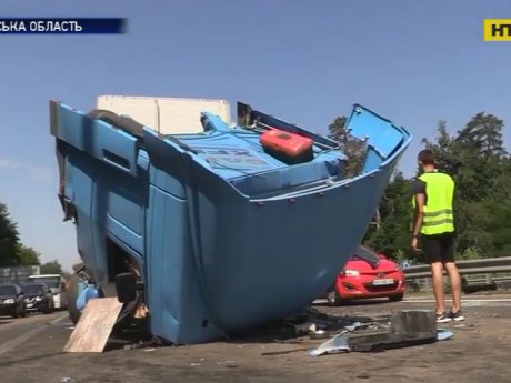 У карколомній аварії, яка сталася неподалік Києва, загинув водій вантажівки