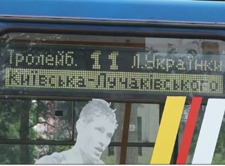 Тролейбус розчавив жінку на зупинці в Тернополі