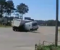 На Волині вантажівка зіткнулася зі швидкою допомогою