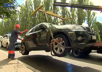 Инспекторы по парковке освобождают центр Киева от неправильно припаркованных автомобилей