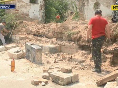 В Запорожье под стенами бывшего склада историки обнаружили памятники 18-19 веков